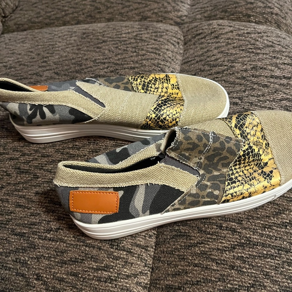 Sneakers - Picture 6 of 8
